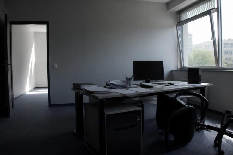 découvrez si l'abandon de poste permet toujours de bénéficier des allocations chômage et quelles sont les conditions à respecter pour faire valoir vos droits.