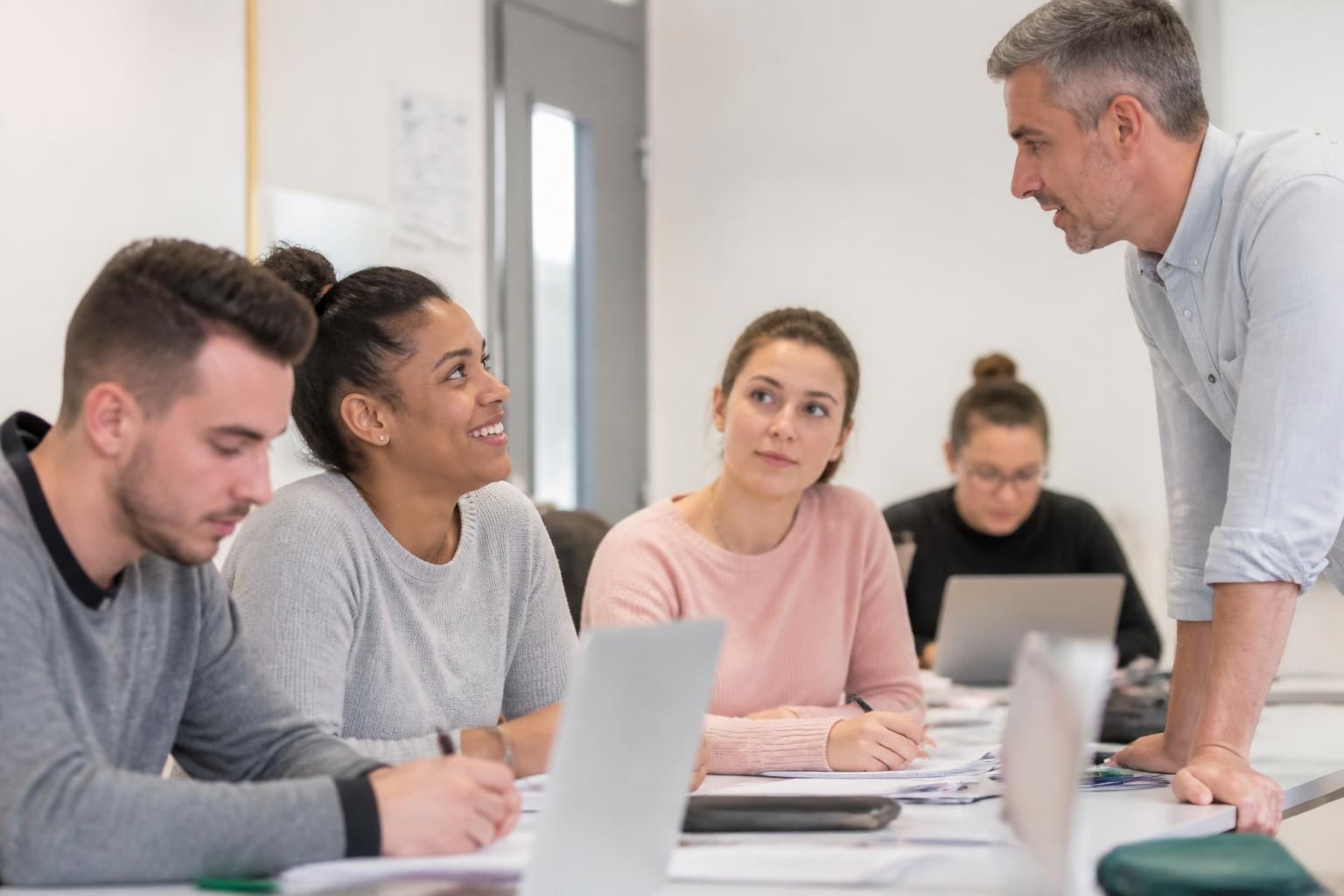 découvrez si devenir éducateur spécialisé en seulement 1 an est réalisable, les étapes à suivre et les formations adaptées pour atteindre cet objectif rapidement.
